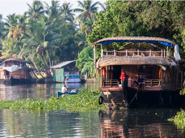 മഴക്കാഴ്ചകള് കാണാന് ബോട്ടുസവാരി മഴക്കാഴ്ചകള് കാണാന് ബോട്ടുസവാരി