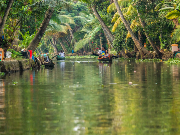 മഴക്കാഴ്ചകള് കാണാന് ബോട്ടുസവാരി മഴക്കാഴ്ചകള് കാണാന് ബോട്ടുസവാരി