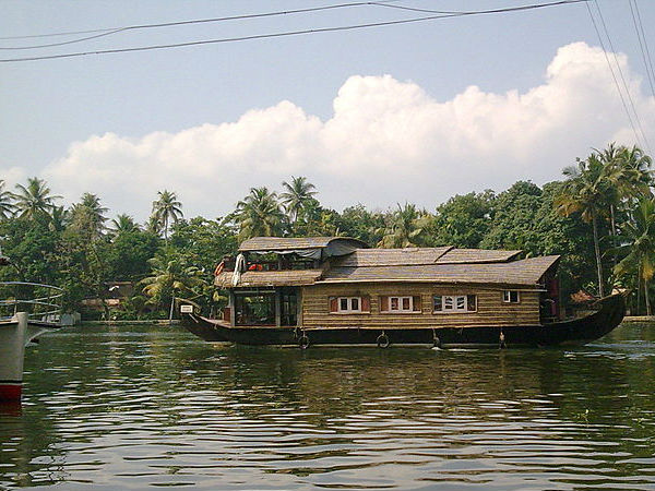 മധുരം നുകർന്ന് കായൽപരപ്പിലൂടെ