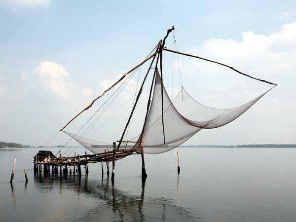 ചീനവലകൾ കണ്ട് വളകിലുക്കാം