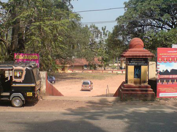 ക്ഷേത്രത്തിൽ എത്തിച്ചേരാൻ