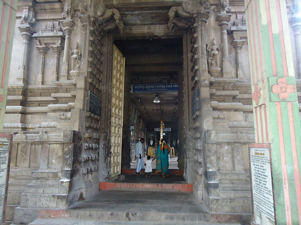 അടിവാരത്തിലെ ക്ഷേത്രം, കവാടം