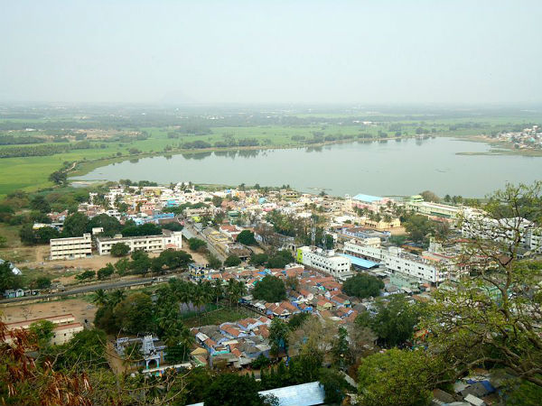 നഗരവും തടാകവും