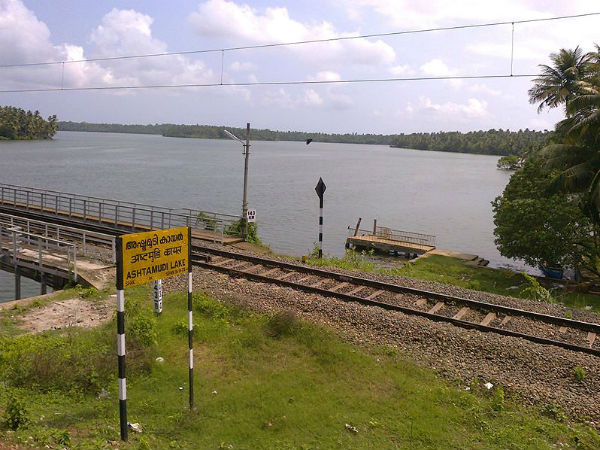 01. അഷ്ടമുടിക്കായൽ