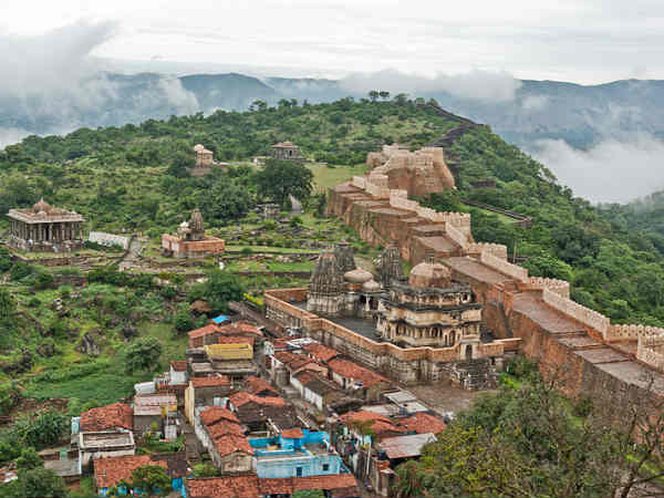 മതില്കെട്ടിലൂടെ നടക്കാം