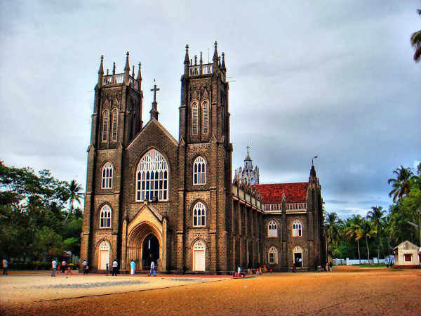ക്രിസ്ത്യാനികളും ഹിന്ദുക്കളും ഒരുപോലെ പുണ്യസ്ഥലമായി കരുന്നതാണ് അര്ത്തുങ്കല് പള്ളി