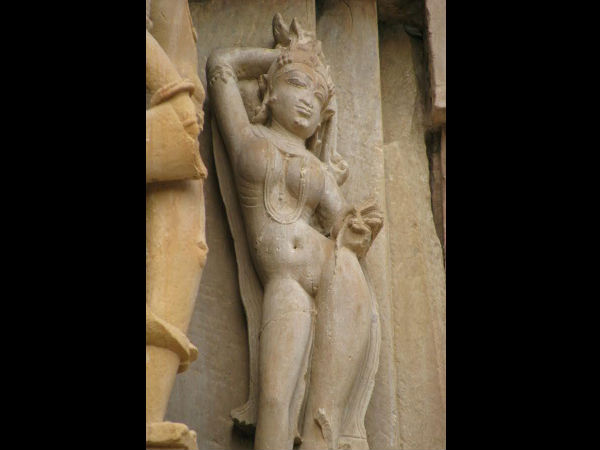 33. നഗ്ന സ്ത്രീ