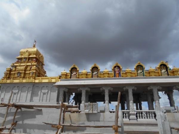 റോഡിനപ്പുറം