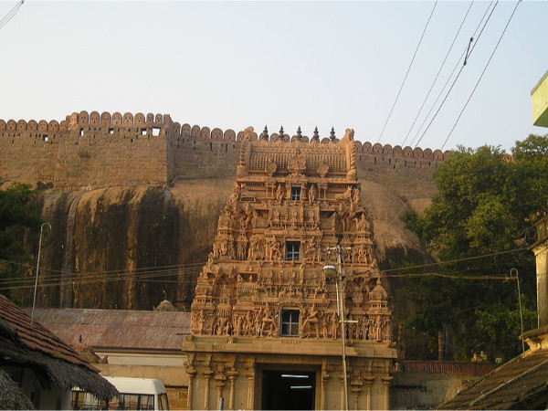 ക്ഷേത്രത്തിന് പിന്നിൽ
