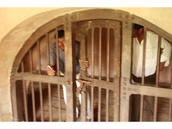 ഇരുട്ടറയിലേക്ക്