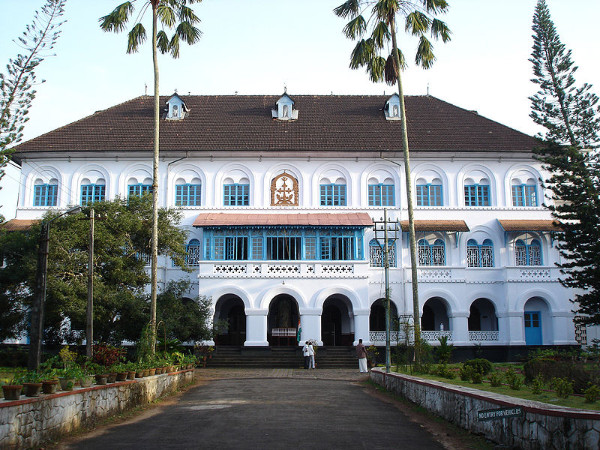 17. ആർച്ച് ബിഷപ്പ് ഹൗസ്, ചങ്ങനശ്ശേരി