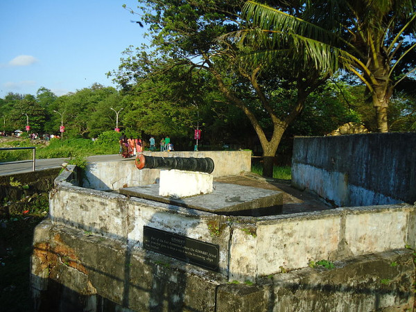 ഫോർട്ട് തകർത്ത കോളനിക്കാർ