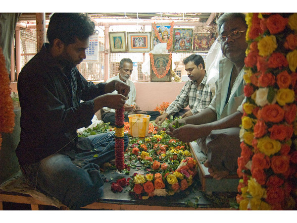പൂമാല കെട്ടുന്നവർ