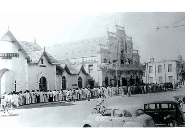 എം ജി റോഡിലൂടെ