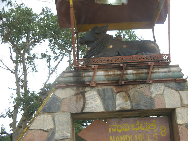 വലത്തോട്ടുള്ള റോഡിലൂടെ