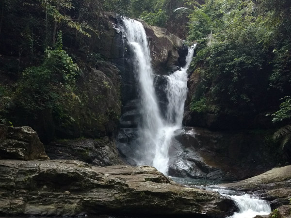 ആരെയും ഗൗനിക്കാതൊരു വെള്ളച്ചാട്ടം