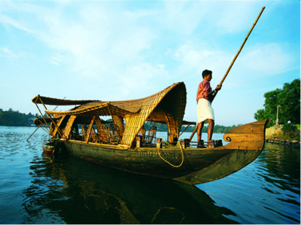 അഷ്ടമുടിക്കായലിന്റെ ഓളങ്ങളിലൂടെ