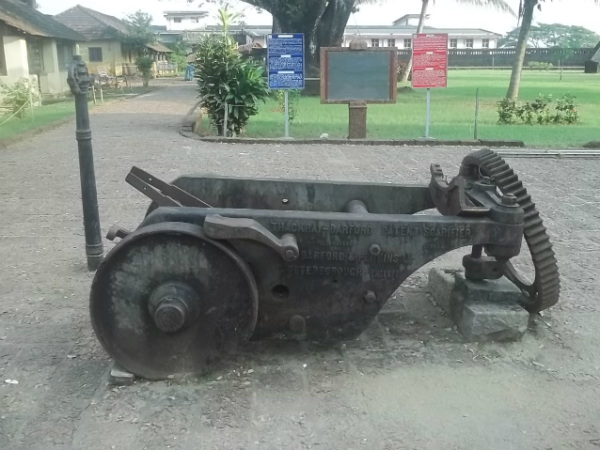 ഇടനാഴിയിലെ പീരങ്കികള്