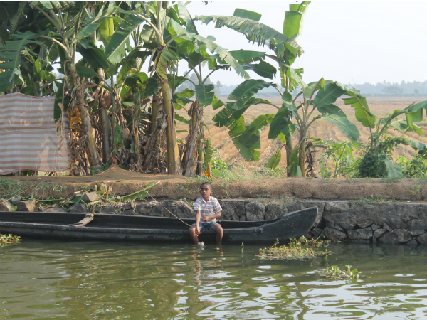 പുഴമീന് തേടി പുഞ്ചകള് കടക്കാം... പുഴമീന് തേടി പുഞ്ചകള് കടക്കാം...