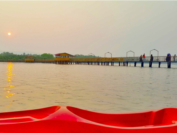 വി-പ്ര ഫ്ലോട്ടിങ് പാര്ക്ക്