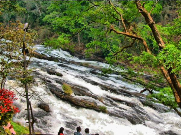 വാഴച്ചാല് വെള്ളച്ചാട്ടം