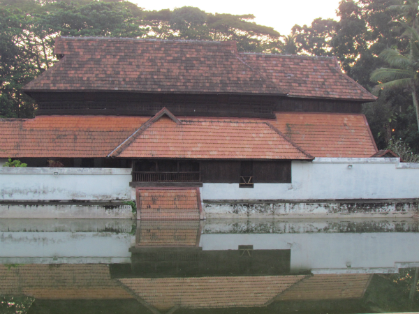 പതിനാറുകെട്ടിലുള്ള കൊട്ടാരം