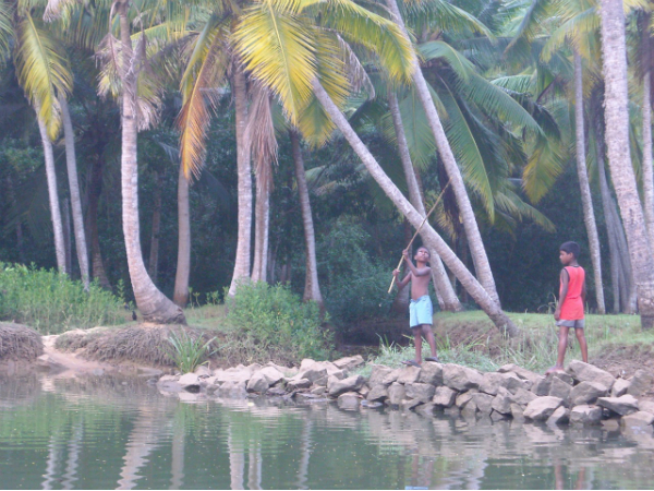 പുഴമീന് തേടി പുഞ്ചകള് കടക്കാം... പുഴമീന് തേടി പുഞ്ചകള് കടക്കാം...
