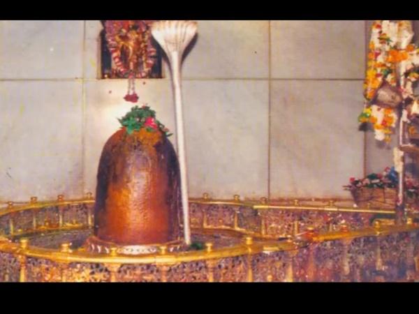 ദിവസത്തില് മൂന്നുതവണ നിറംമാറുന്ന ശിവലിംഗം