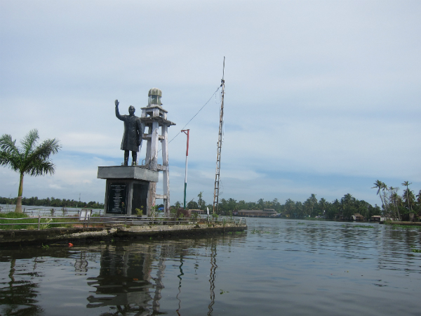നെഹ്റുവിന്റെ ആവേശത്തില് നിന്നും തുടങ്ങിയ മത്സരം