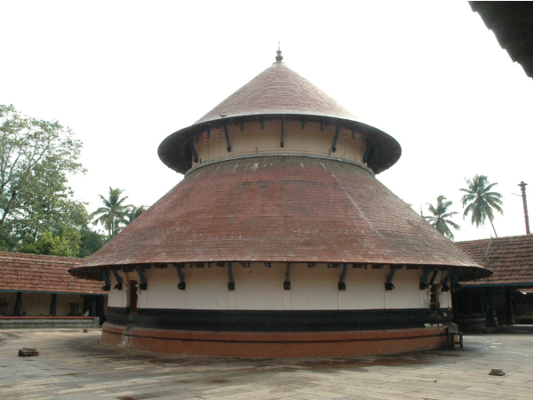 ചെമ്പുമേഞ്ഞ വട്ടശ്രീകോവില്