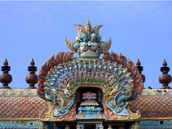 കാവലായി ഏഴു ചുറ്റുമതിലുകള്