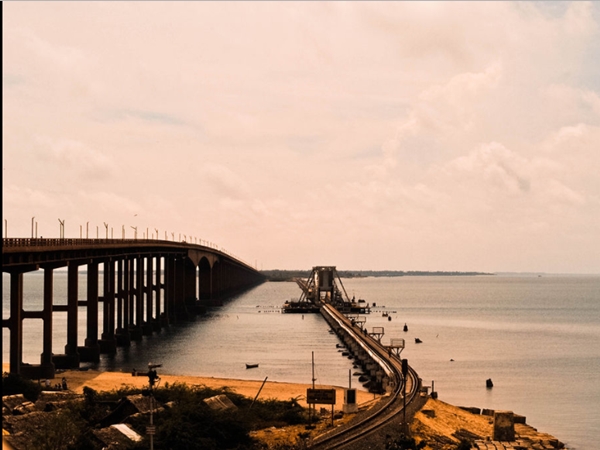 നൂറ്റാണ്ടുകള് പഴക്കമുള്ള തീവണ്ടിപ്പാലം