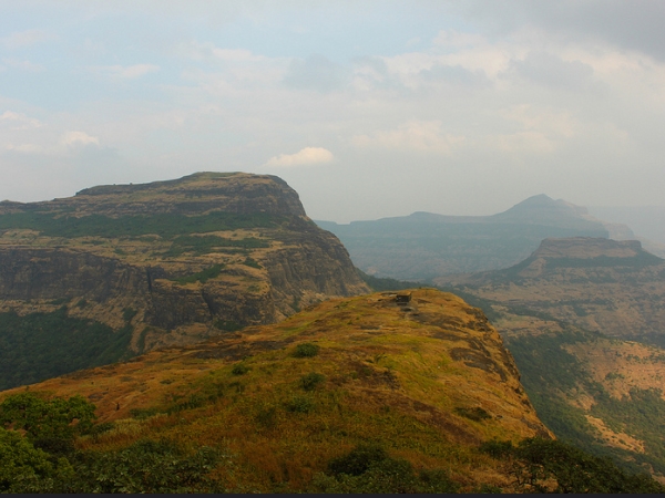 കാട്ടിലൂടെ കോട്ടയിലേക്ക്