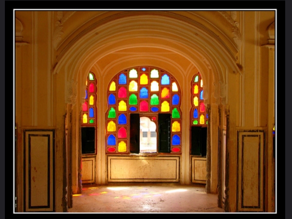 സ്ത്രീകള്ക്ക് പുറംലോകം കാണാന്