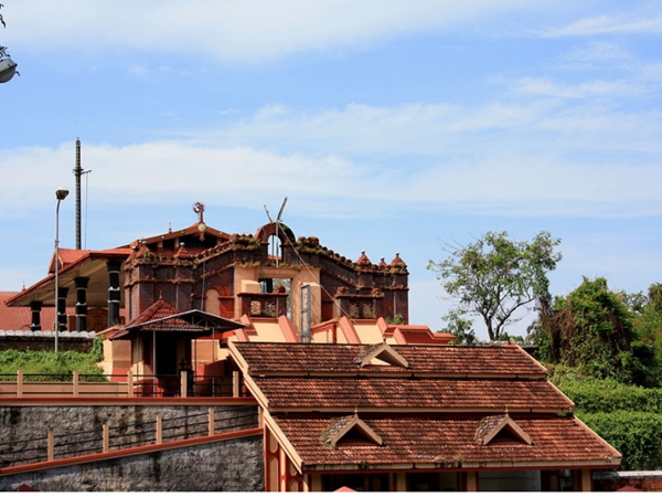 ഉച്ചപൂജയ്ക്ക് മുമ്പായി ബ്രാഹ്മണന് ഭക്ഷണം