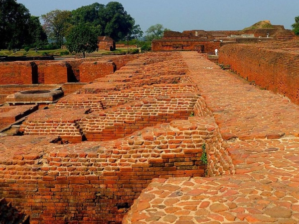 ഒന്പതു നില കെട്ടിടത്തിലെ ഗ്രന്ഥശാല