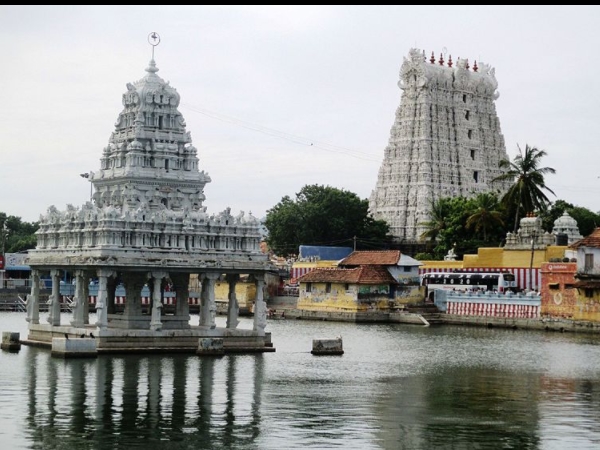 25 അടി ഉയരമുള്ള വാതില്
