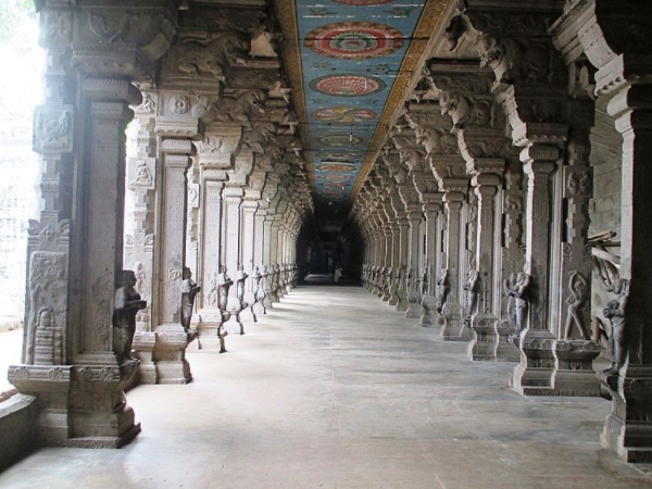 ശില്പഭംഗിയാര്ന്ന മണ്ഡപങ്ങള്