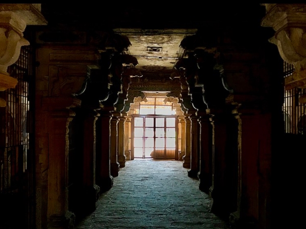 നൂറോളം ഭൂഗര്ഭ വഴികള്