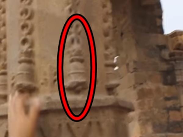 തൂണുകളിലെ സംസ്കൃത വാക്യങ്ങള്