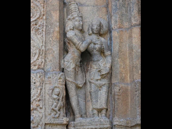 കൊത്തുപണികളും കല്ത്തൂണുകളും