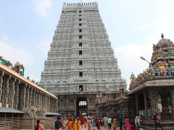 പിന്വാതിലിലൂടെ വരുന്ന ദൈവം