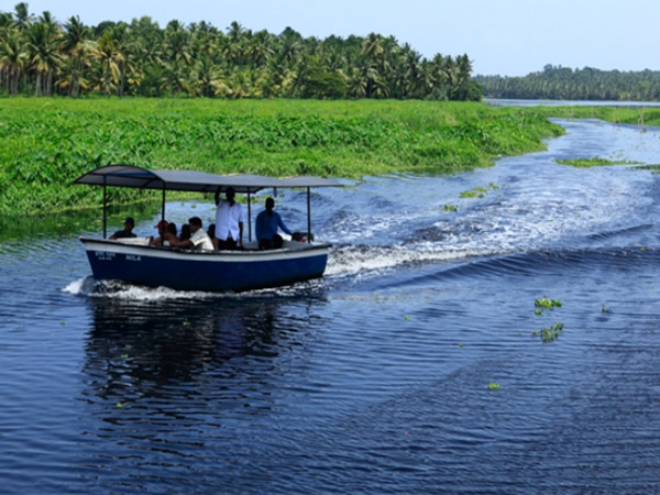 കായല് കടലിനോട് ചേരുന്നയിടം