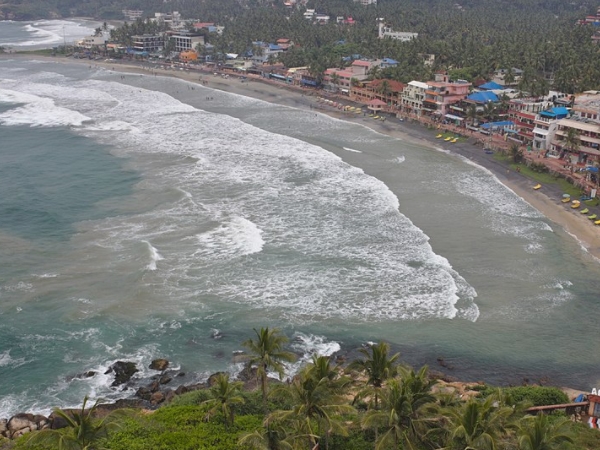 ഉച്ചയ്ക്കുണര്ന്ന പുലര്ച്ചെ ഉറങ്ങുന്ന കോവളം