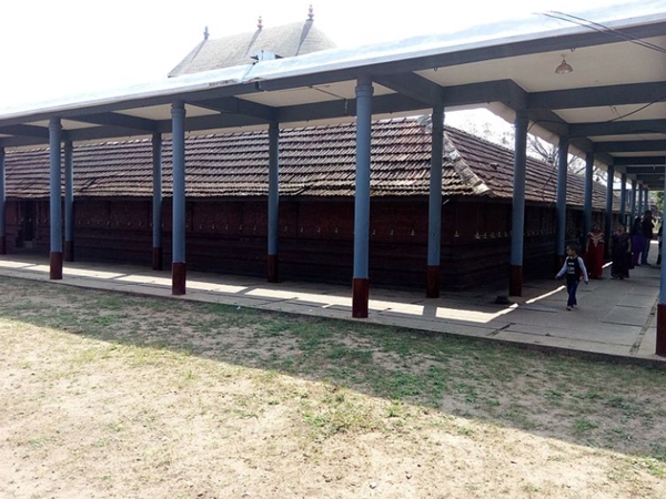 ചുറ്റുമതിലിനുള്ളിലെ വിശാലമായ ക്ഷേത്രം