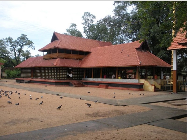 മുല്ലപ്പൂവുകള്ക്കു നടുവിലെ ക്ഷേത്രം
