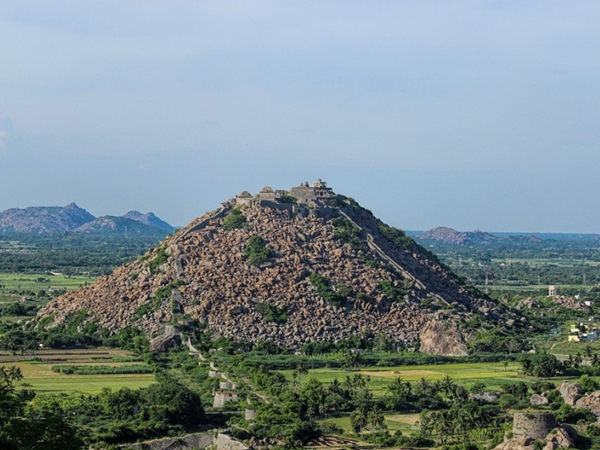മലകള്ക്കിടയിലെ കോട്ട