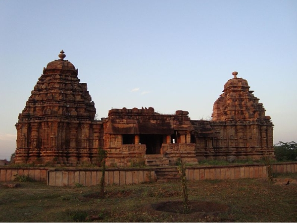 ഇരട്ട ഗോപുരമുള്ള ക്ഷേത്രം