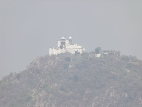 മലമുകളിലെ കൊട്ടാരം