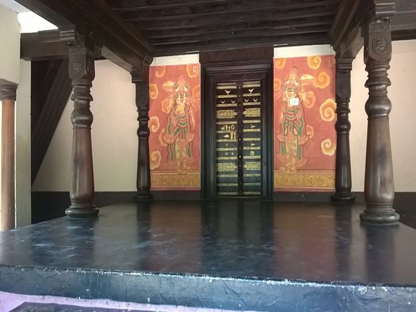 മനയിലെ ഭീമന് തൂണുകള്